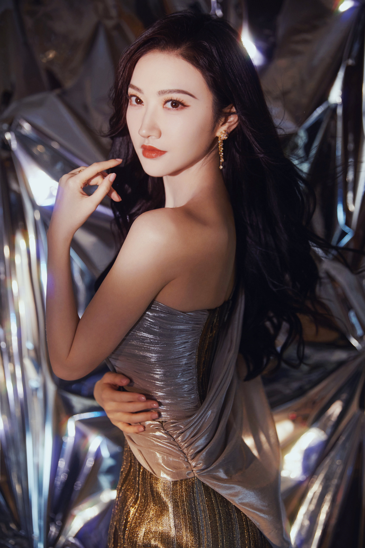 景甜"人间富贵花"名头不虚!穿金色礼服高贵奢华,这气质少有!