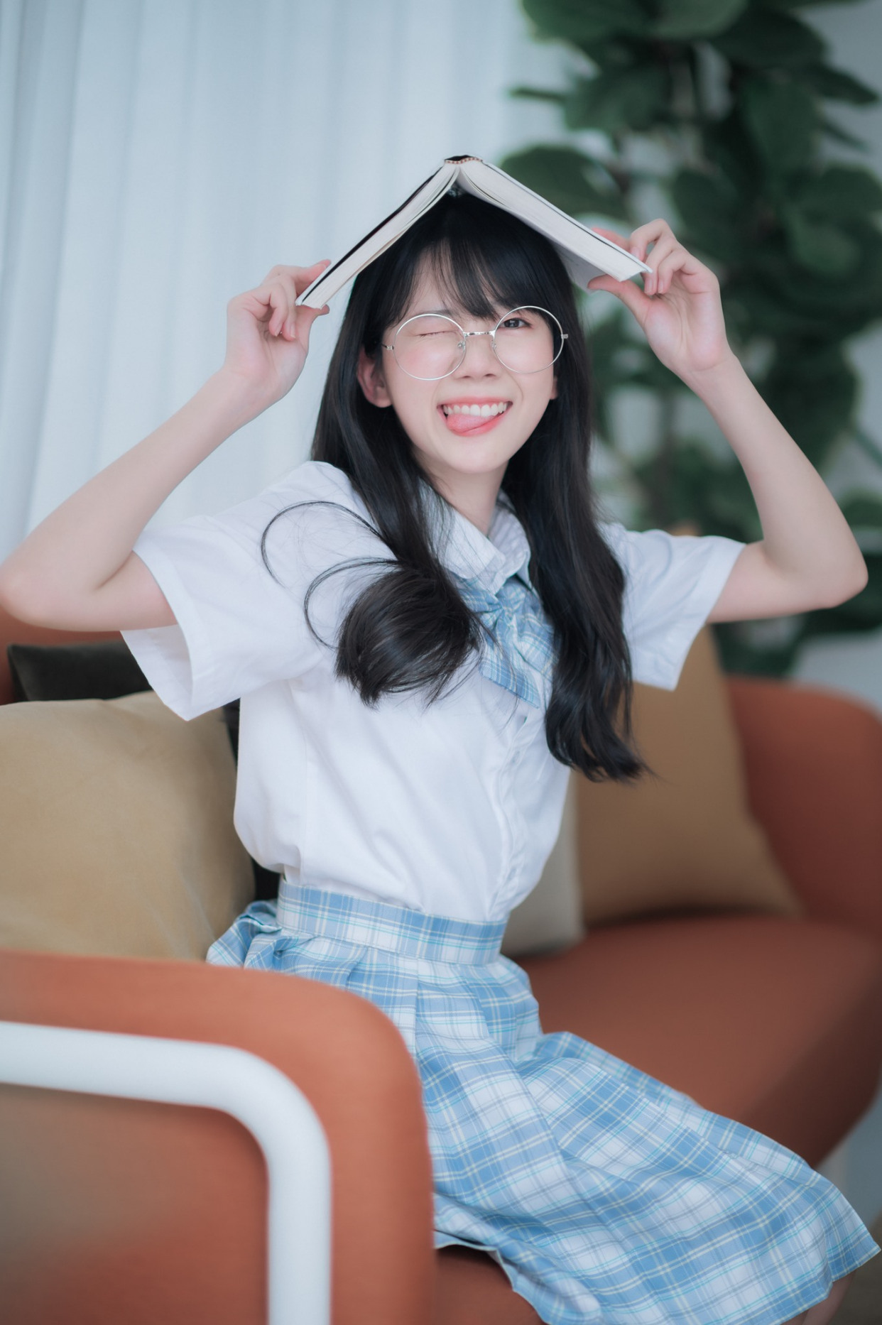 可爱的眼镜美眉穿jk出游随拍