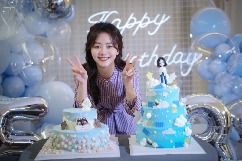 组图:谭松韵生日现场照笑容甜 手捧鲜花气球环绕好有氛围感