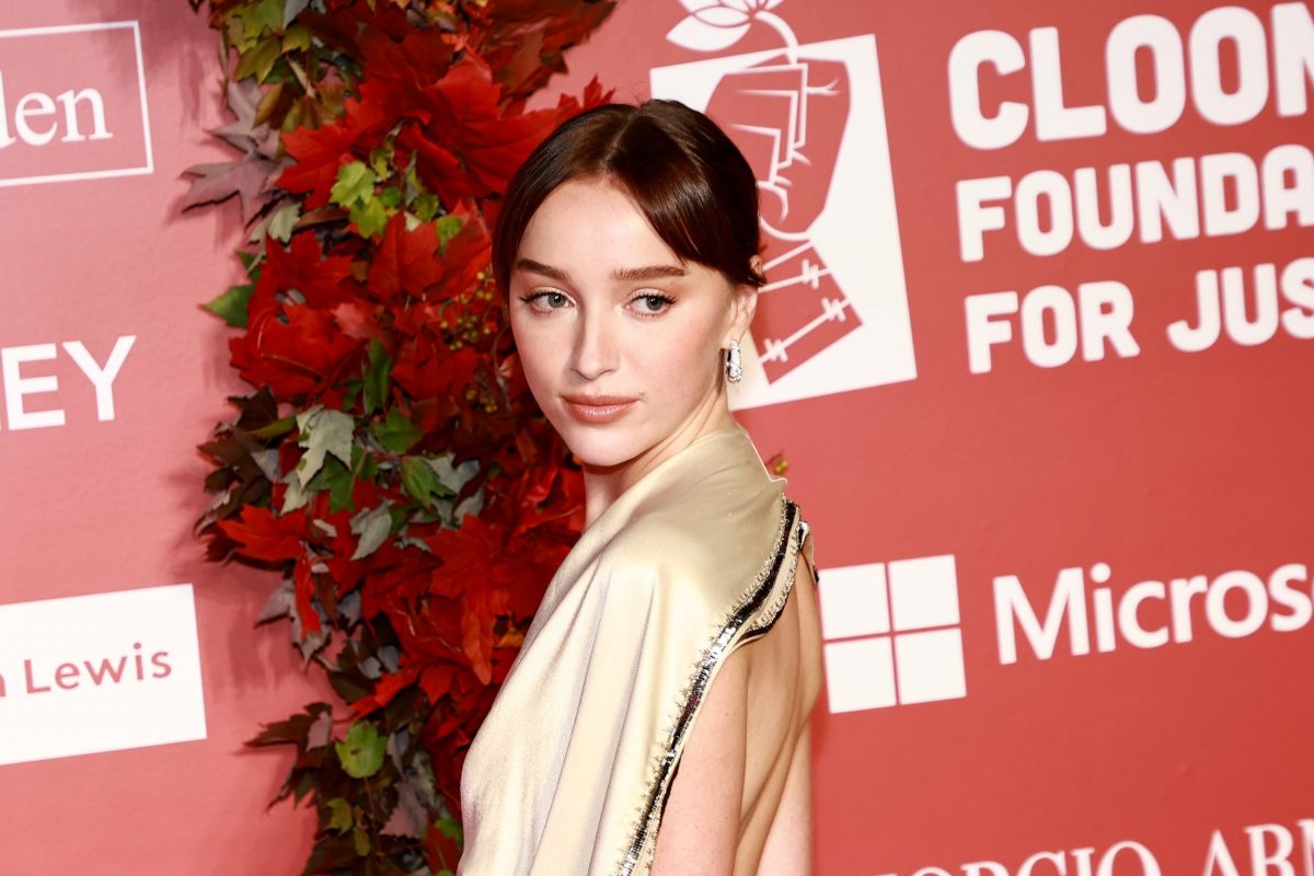 《布里奇顿》女主phoebe dynevor,深v长裙,身材曼妙,性感迷人