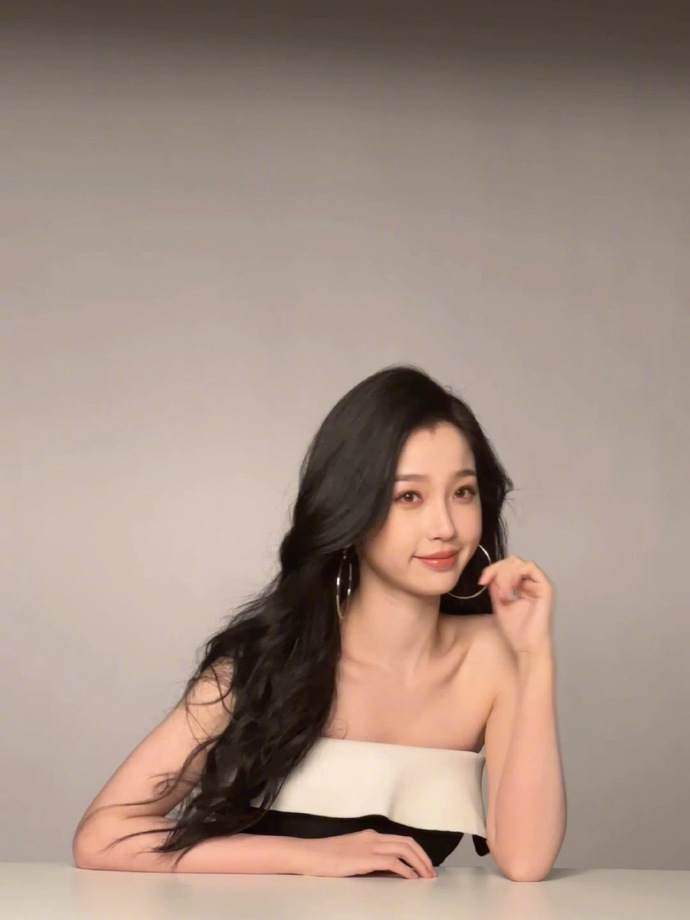 组图:虞书欣穿白色吊带长裙秀美背 波浪卷发披肩气质清冷迷人