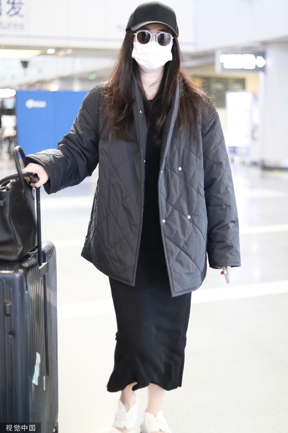 组图:朱珠纯黑look现身机场 穿搭保暖时尚手拉行李气场十足