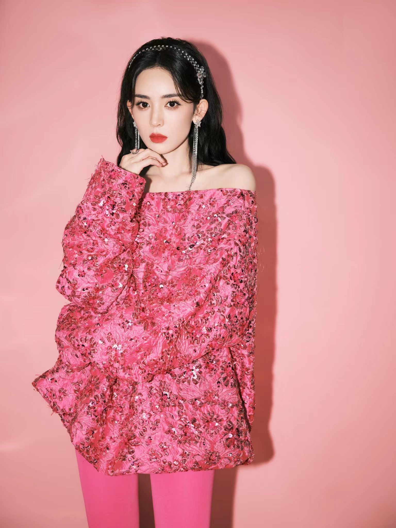 古力娜扎出席活动一袭碎花裙大秀美腿!