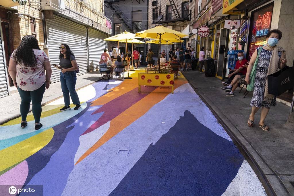 色彩缤纷!美国纽约唐人街彩绘路面吸引游客