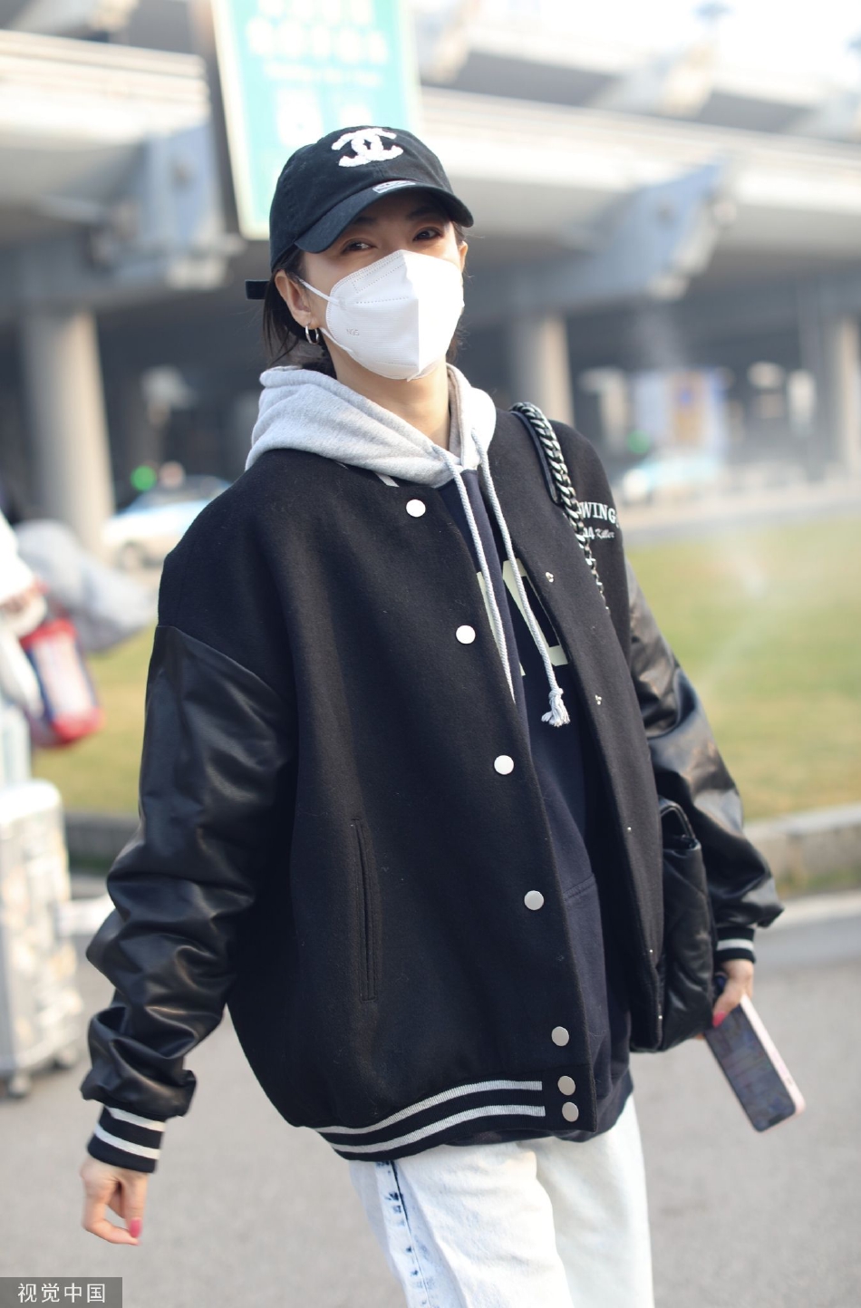 组图:张雨绮帽衫棒球服现身机场 牛仔裤球鞋青春活力
