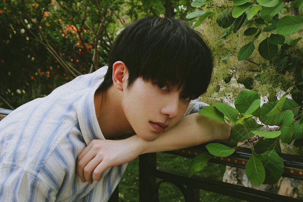 李俊濠520复古花间大片 拿心形剪纸花式表白粉丝