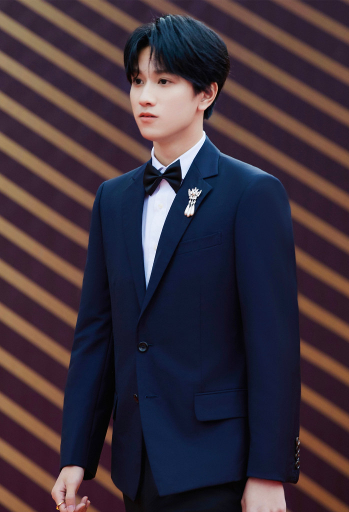 敖子逸发布长春电影节闭幕式写真 绿影斑驳与帅气少年相得益彰