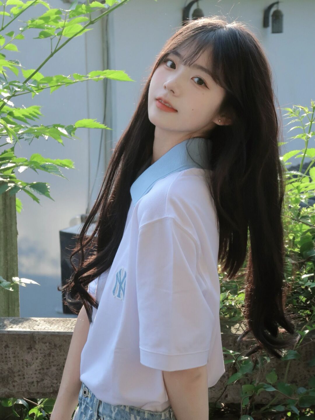 高中生模样的美女,半袖t恤衬衫搭配短裙,流露出一抹清纯气息