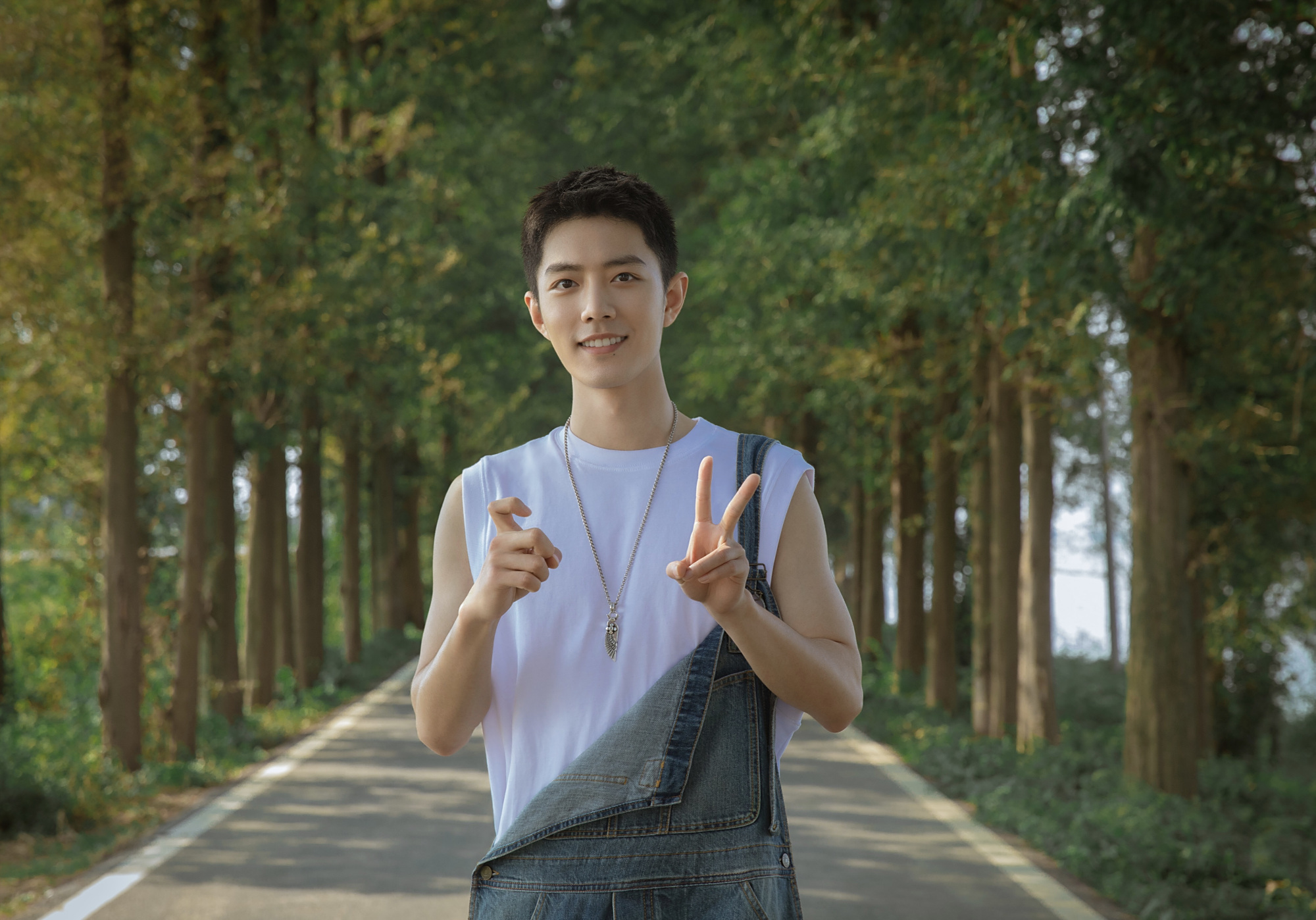 不是肖战粉丝但是存了这几张图,笑容太治愈了!