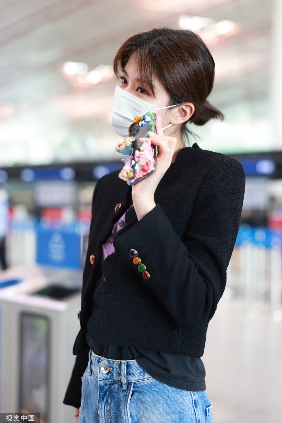 组图:乔欣低调现身北京机场 着小香风外套搭破洞牛仔裤可爱俏皮