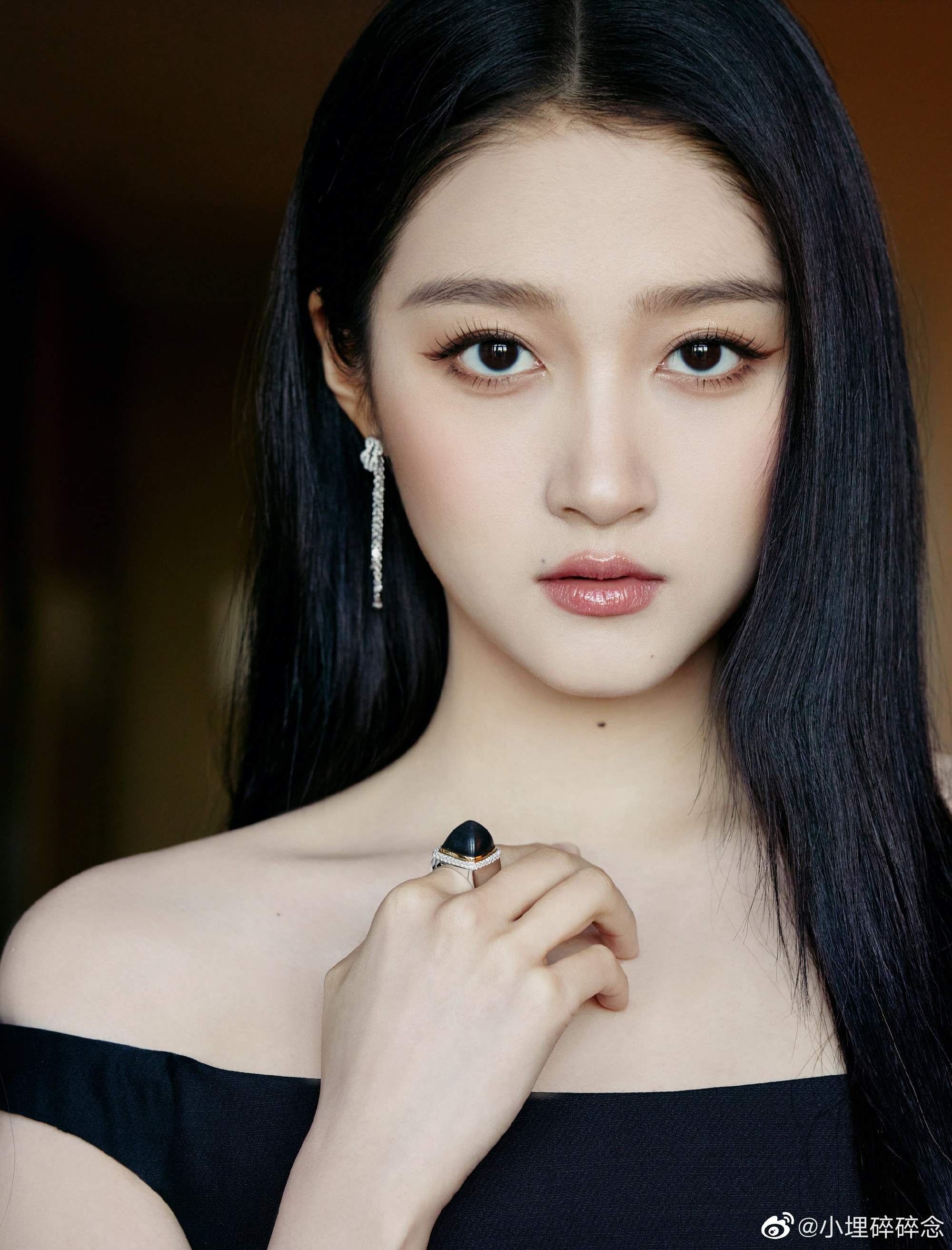 关晓彤 黑色露肩长裙