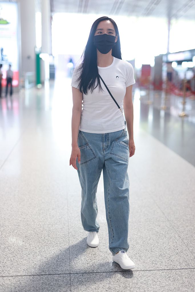 王智白t搭浅蓝牛仔裤清新简约 长发飘飘亲和挥手尽显女神气质