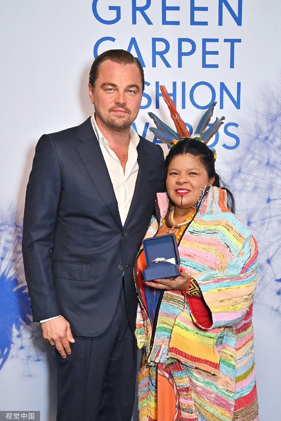 组图:"小李子"莱昂纳多出席颁奖盛典 着黑西装与索尼娅合影