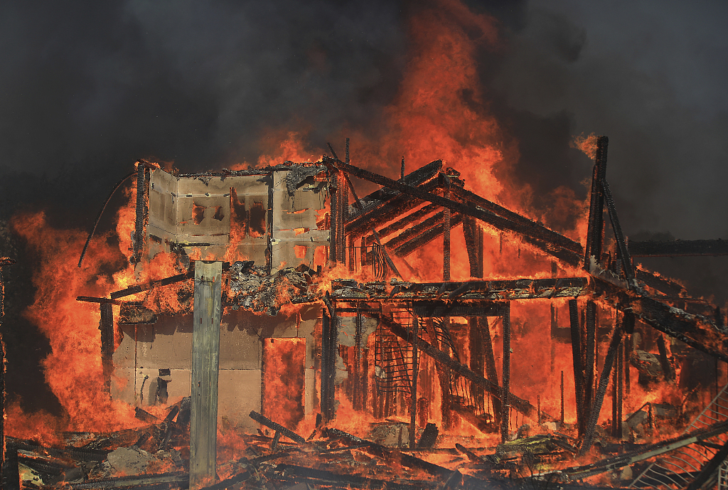 美国加州卡尔佩拉大火烧毁多处建筑