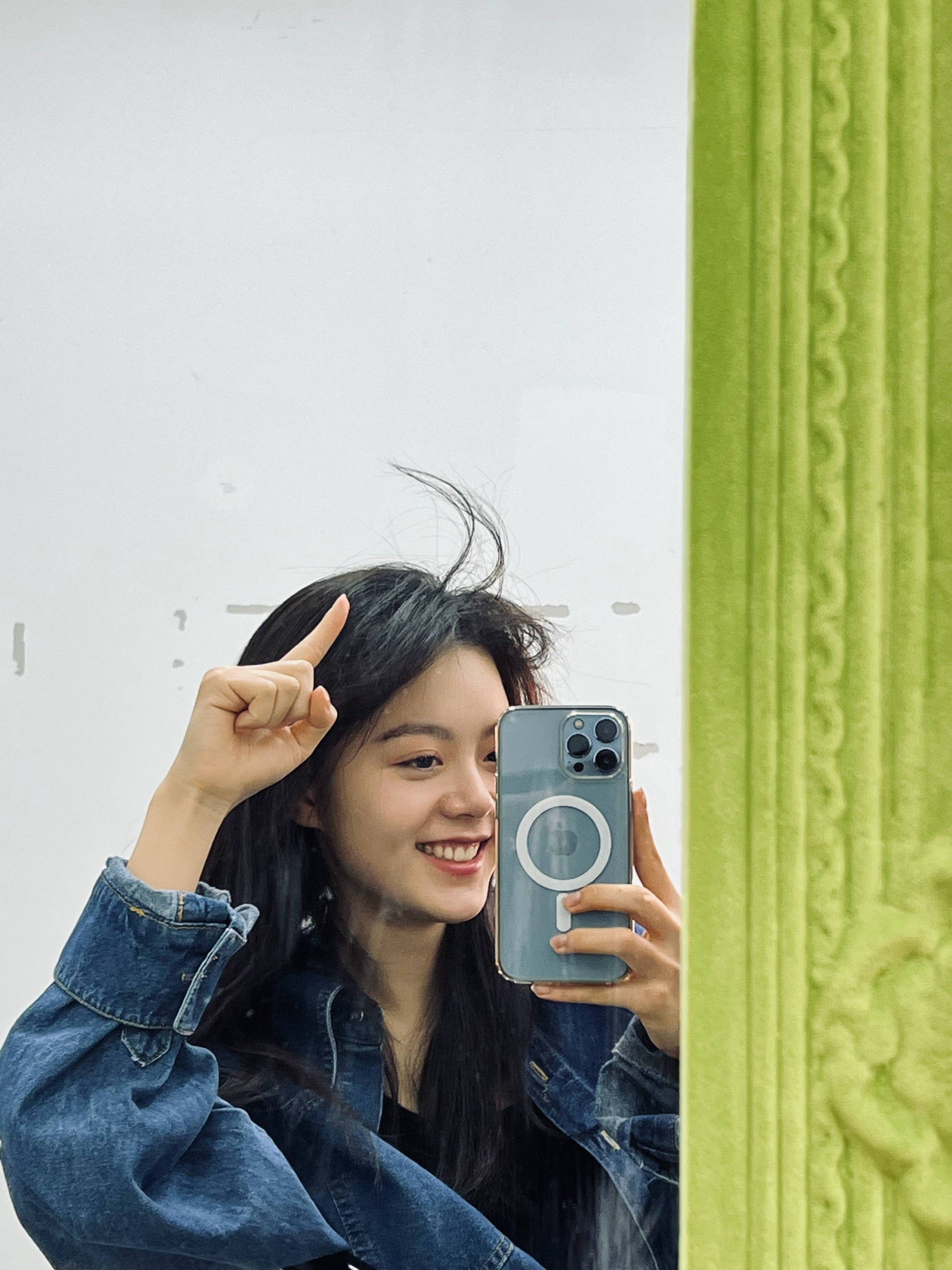 赵今麦素颜玩手机,甜美俏皮