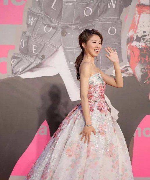 颜卓灵:超有辨识度的年轻演员,嘟嘟脸下藏着追求性感的小心思