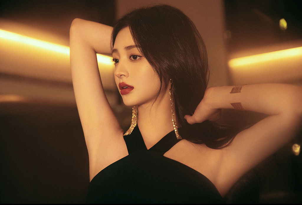 周洁琼发布黑色挂脖礼服造型写真 金色超长耳饰添独特迷人魅力