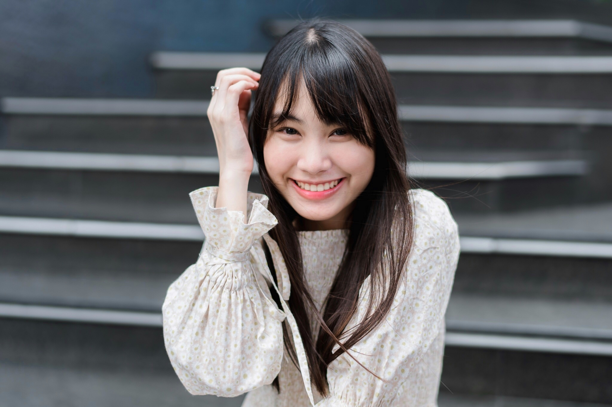 爱笑的大嘴美女,就是有点傻