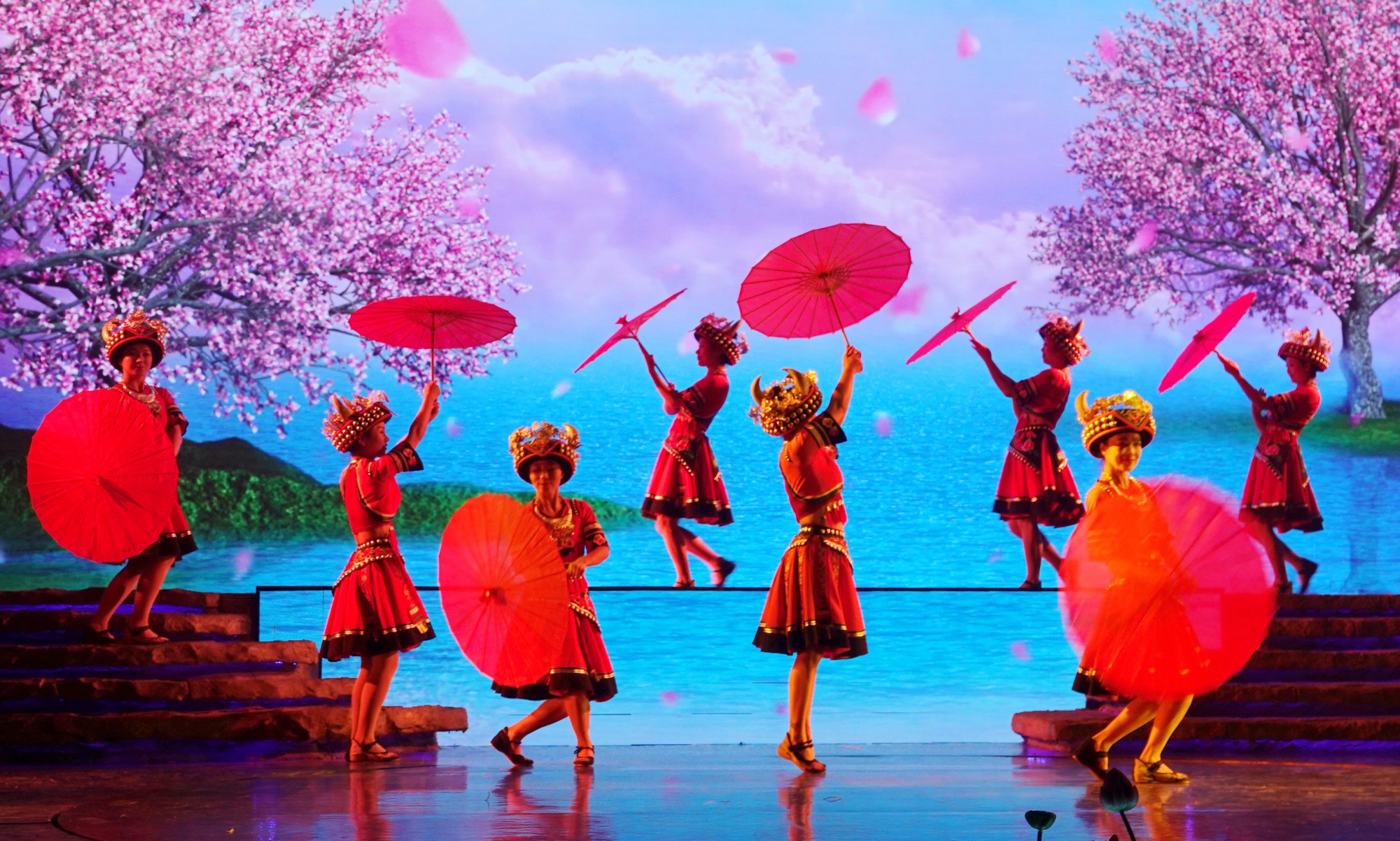 湖北宜昌:土家民俗歌舞秀《花咚咚的姐》