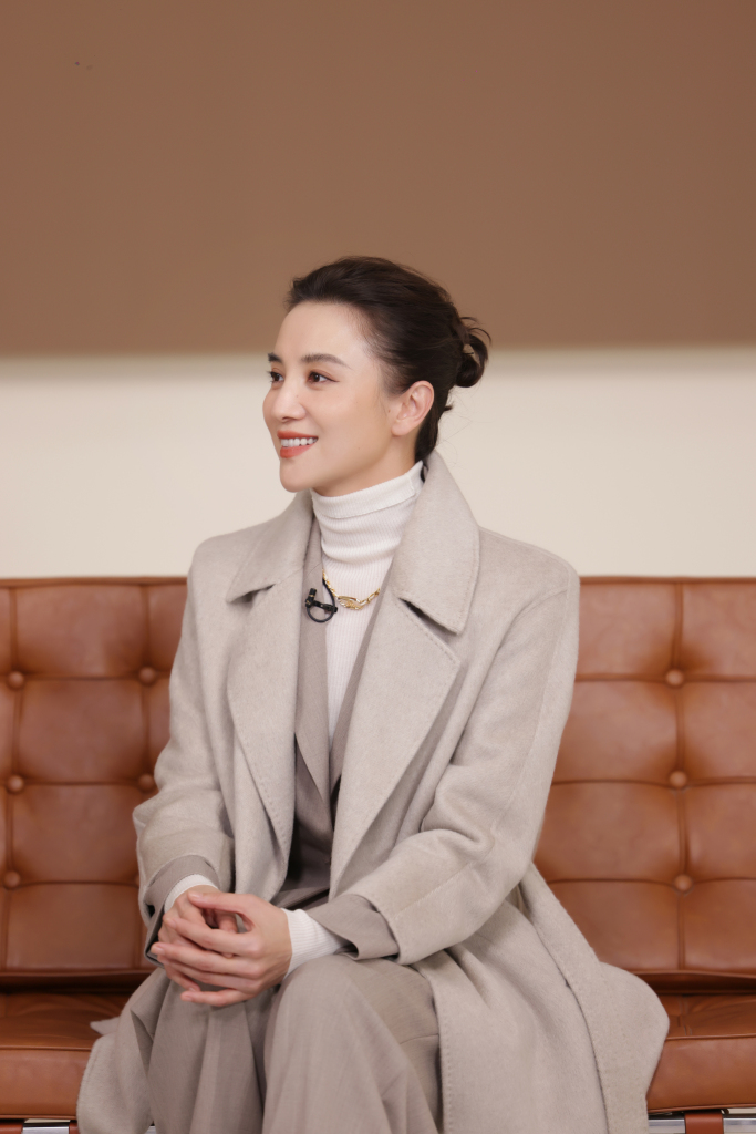 宋佳现身jorya官方直播间 穿杏色质感大衣书写冬日暖意