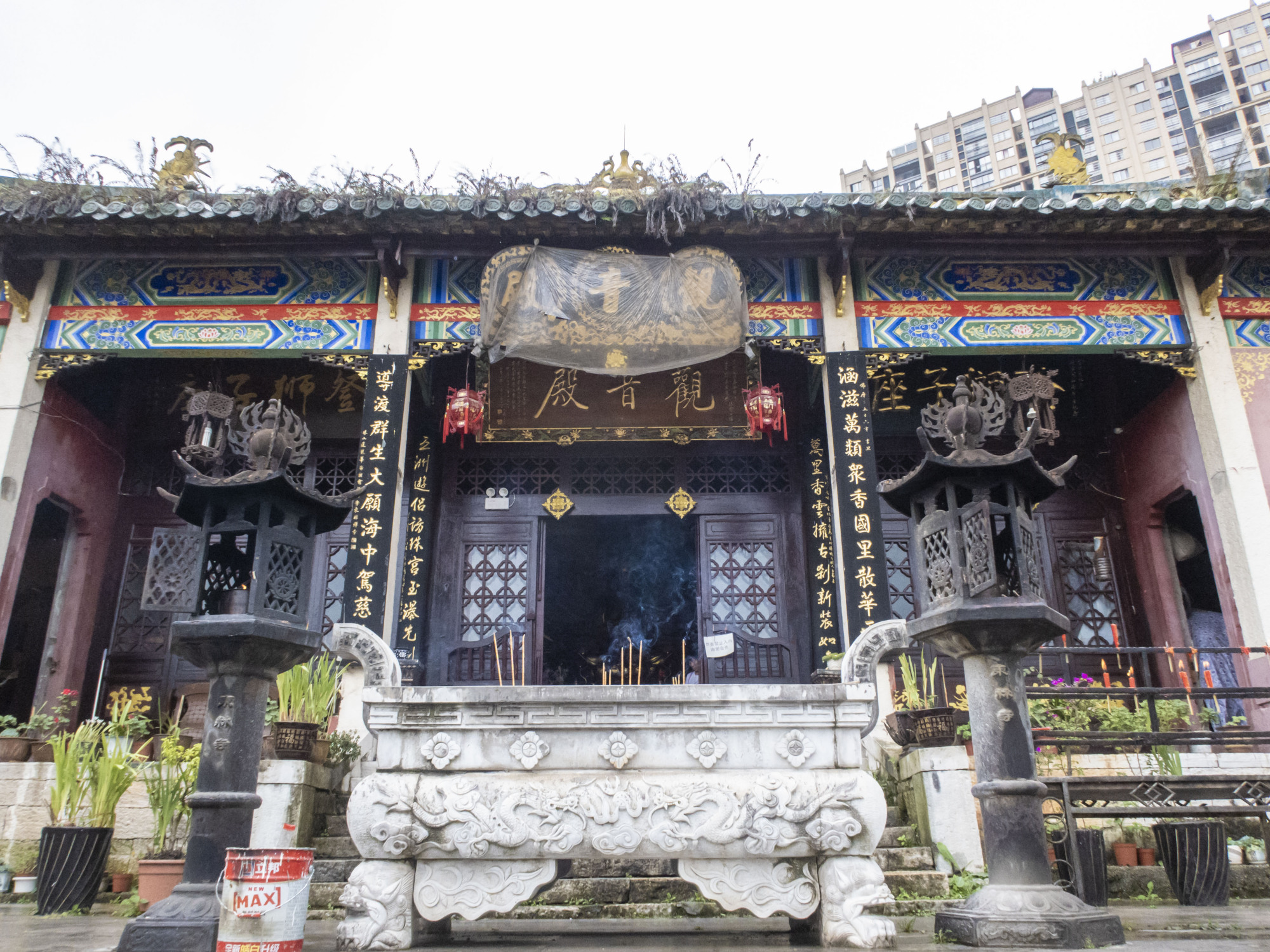 安顺东林寺,一座建筑很有特色的佛寺,香火也旺