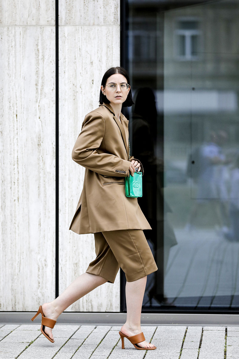 博主maria barteczko街拍:munthe卡其色西装chanel手袋 zara穆勒鞋