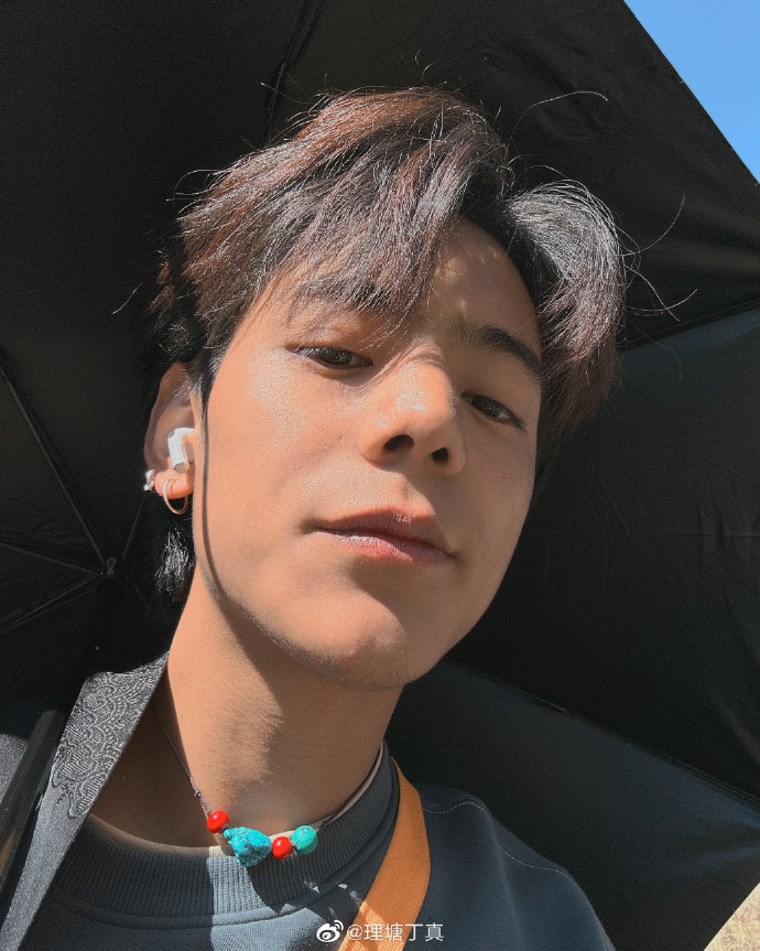 组图:丁真晒杀青自拍照 高颜值扛住死亡角度依然帅气满分