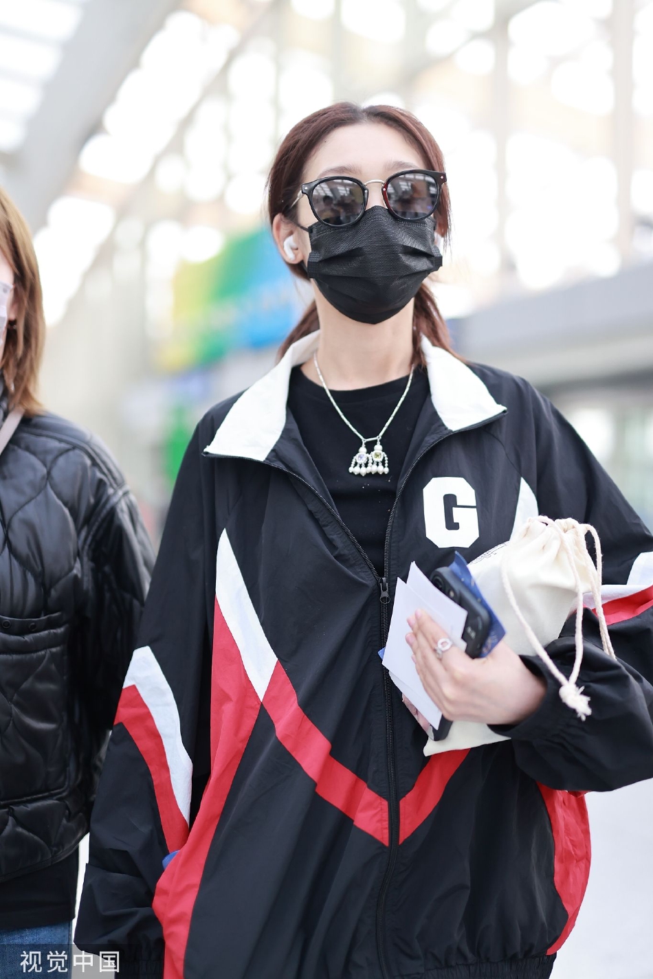 组图:希林娜依·高现身机场活力满满 穿运动装扎马尾休闲可爱