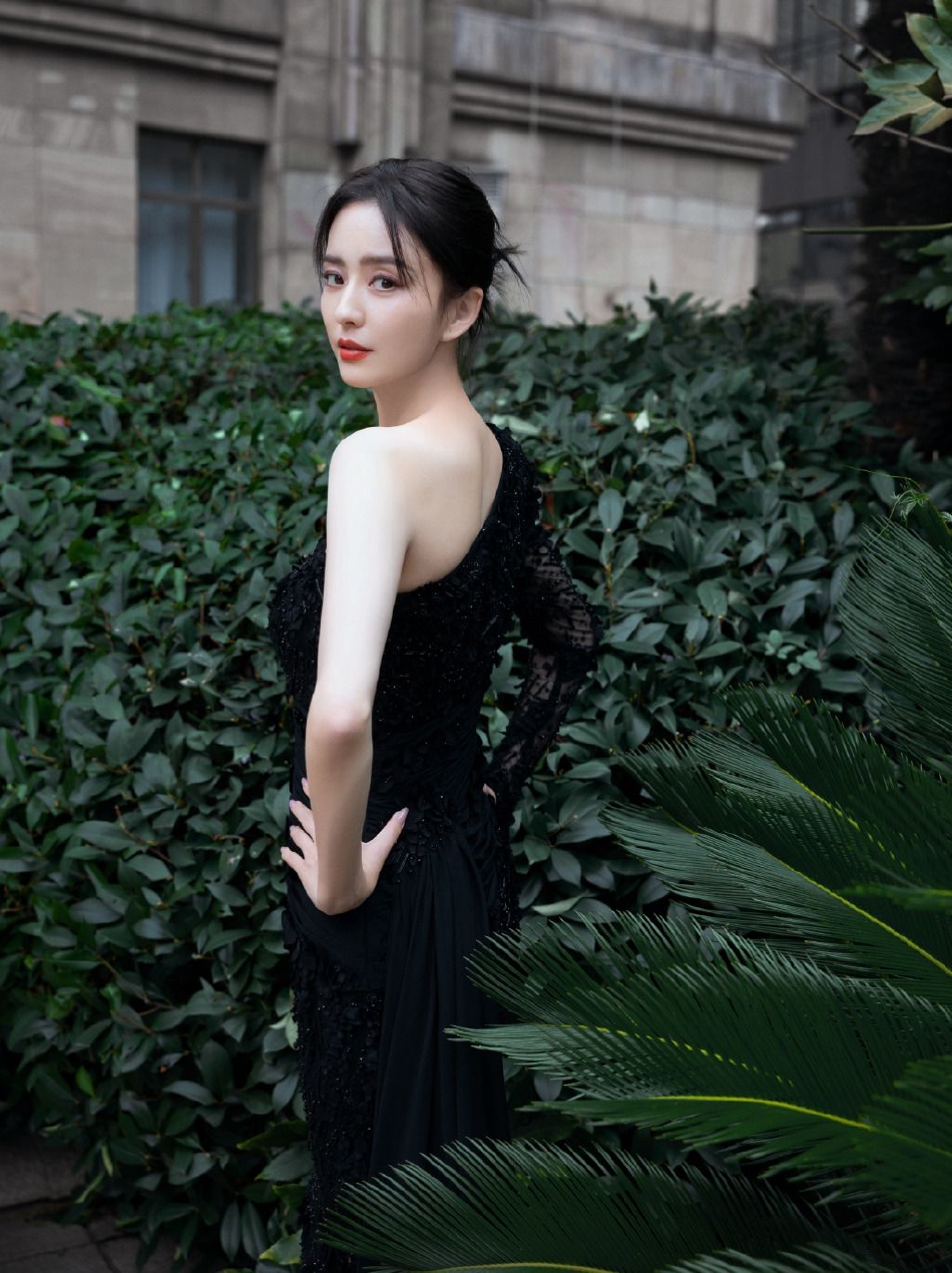 组图:工作室发布佟丽娅出席活动写真 黑色礼服裙高贵优雅