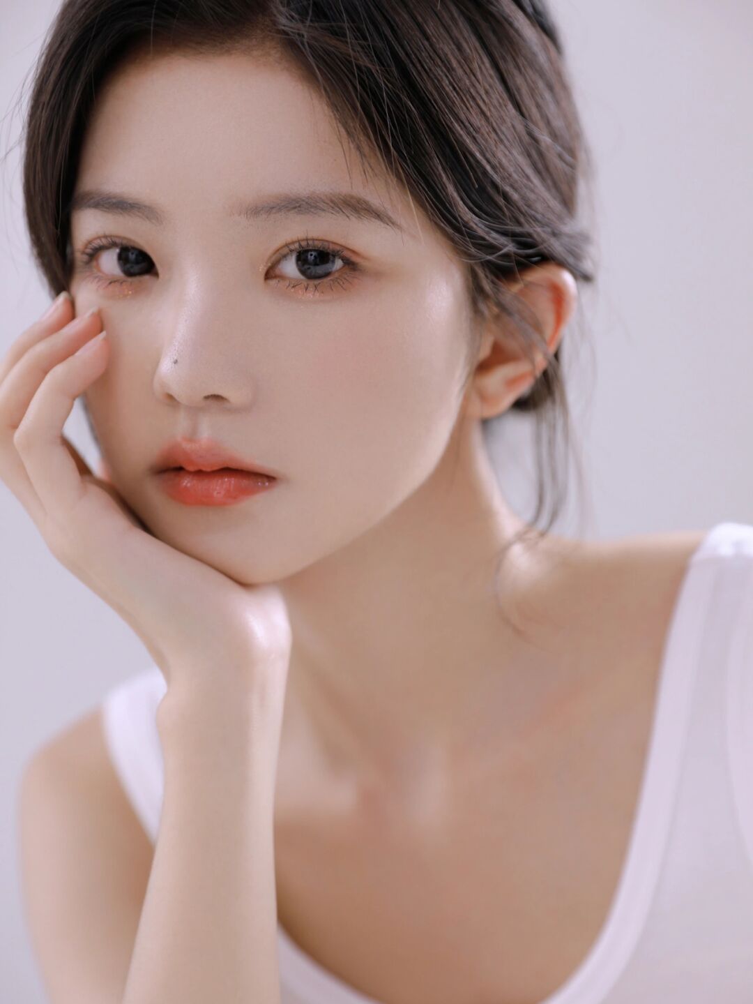 一件白色吊带背心就穿出漂亮时尚的感觉,美女天生丽质真的很重要
