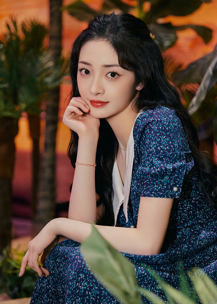 周洁琼《喜欢你我也是》造型写真 波浪卷发搭配长裙温柔浪漫