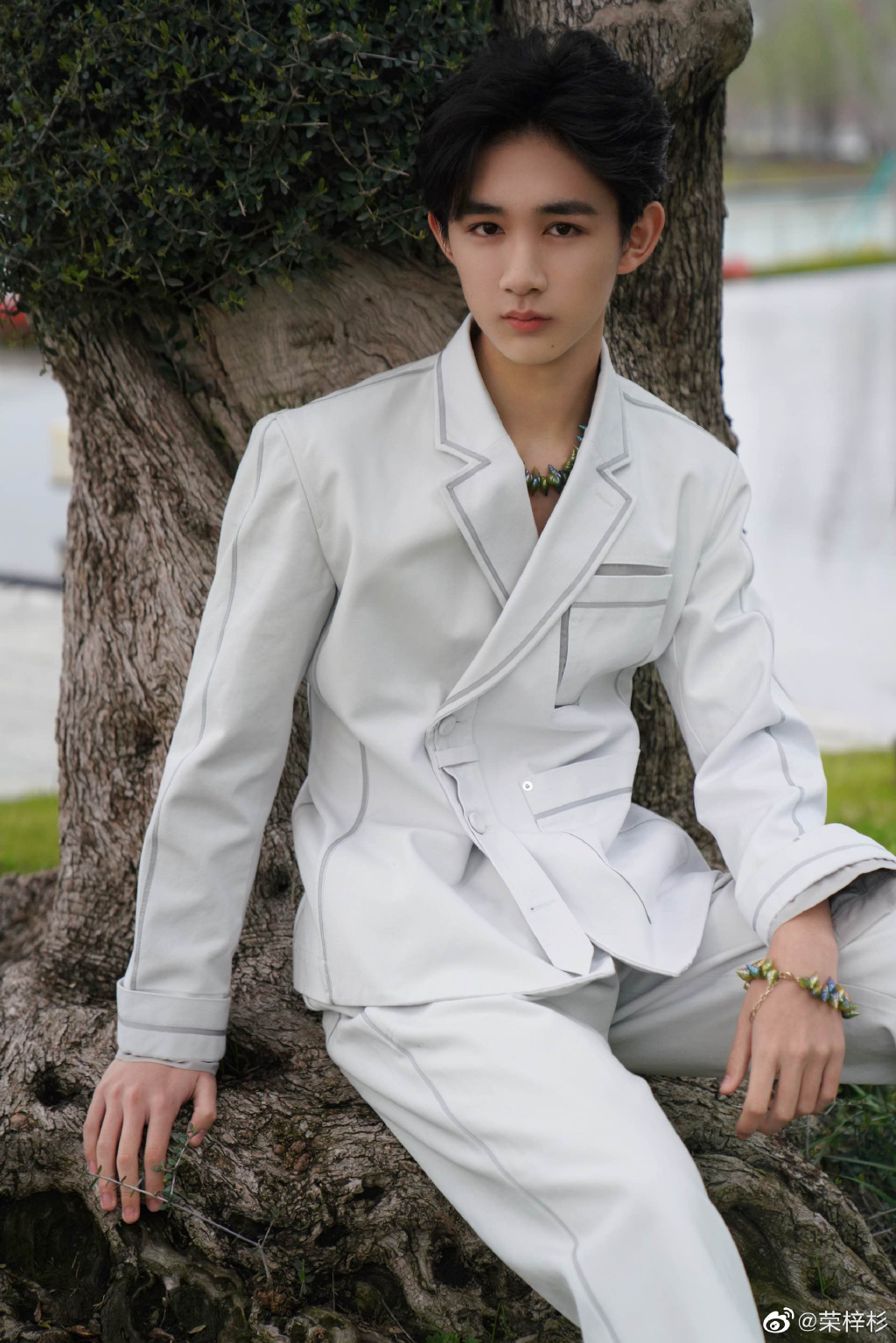 荣梓杉帅气十足