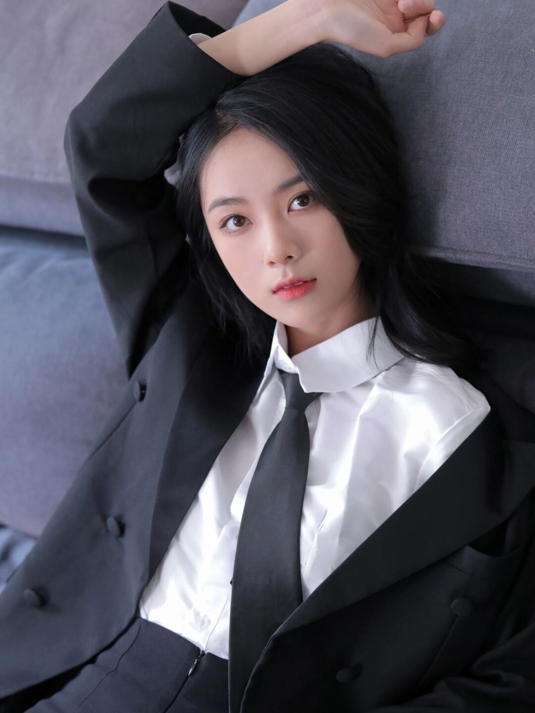 白色衬衫外搭休闲黑色西服,搭一条黑色领带,气质美女正装好漂亮