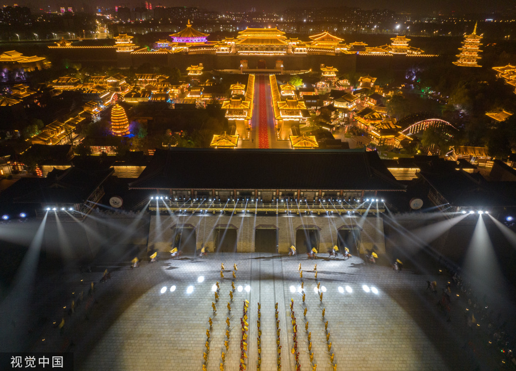 湖北襄阳:唐城景区夜游启动 灯光璀璨演出精彩纷呈