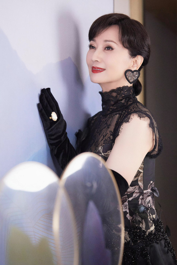 赵雅芝黑色刺绣蕾丝拖尾长裙造型写真 美艳霸气变冷御女神