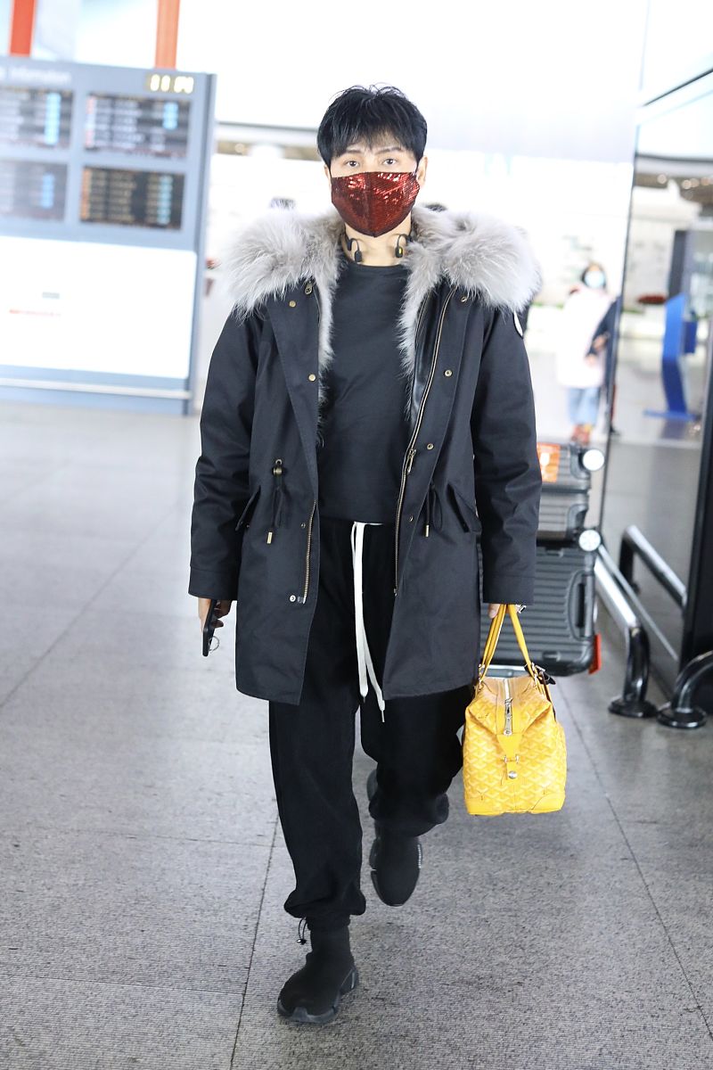 陈志朋街拍:毛领派克大衣balenciaga袜子鞋 goyard手袋低调随性