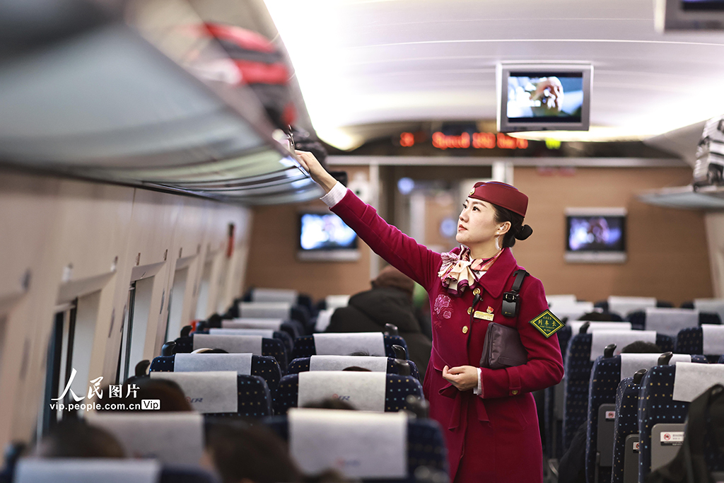 重庆:高铁列车长守护旅客春运回乡路