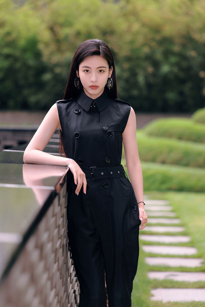 孙芮成都活动造型写真美又飒 穿黑色连体裤时尚干练