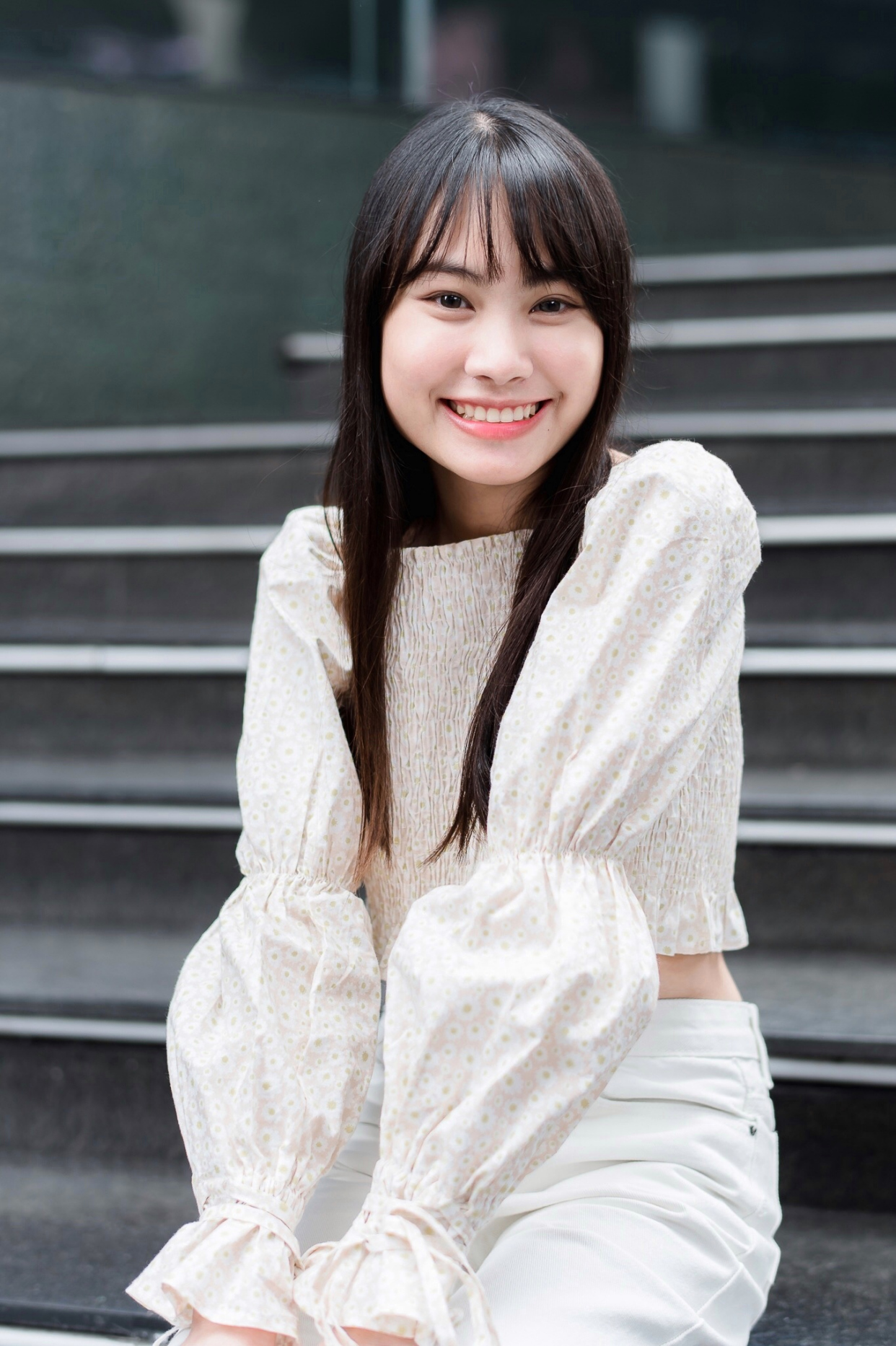 爱笑的大嘴美女,就是有点傻