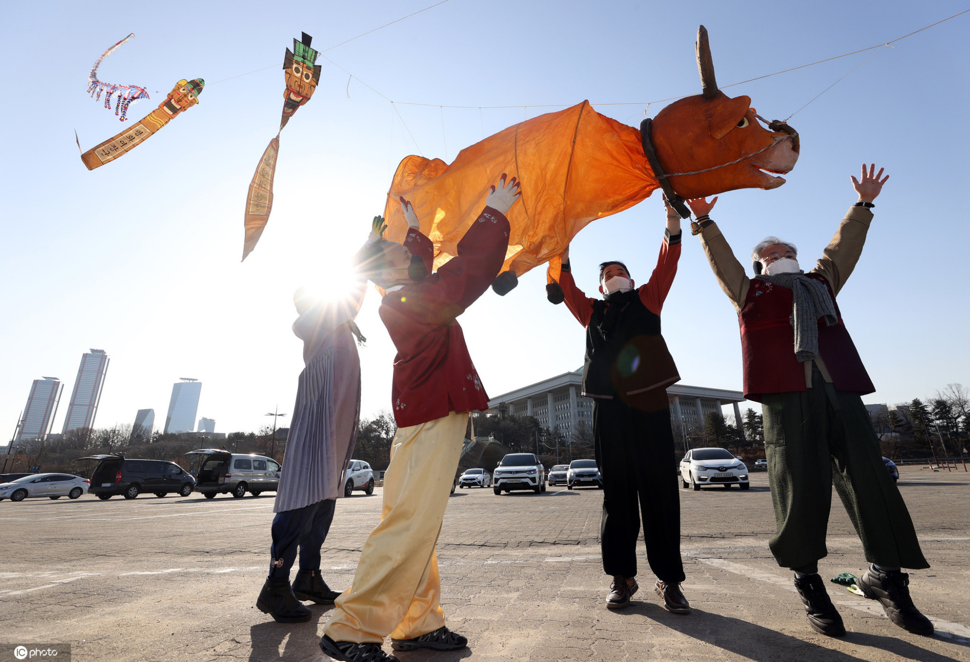 韩国民众放飞"牛"风筝