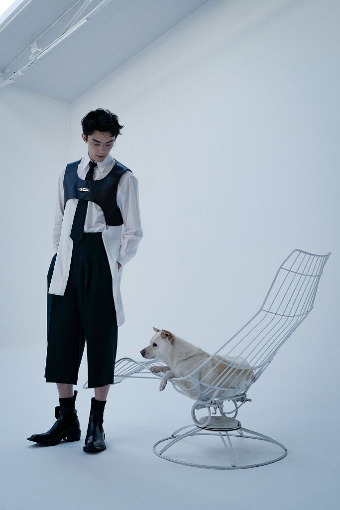 吴磊最细杂志封面花絮释出 与收养的流浪狗共同出镜互动有爱