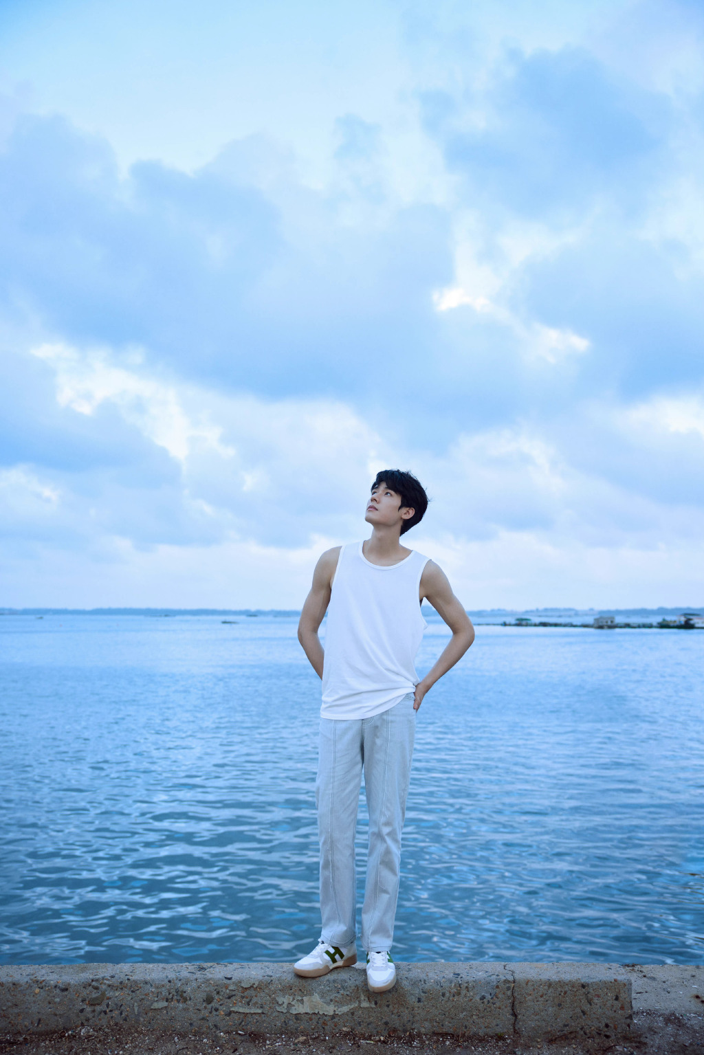 龚俊夏日清爽海边随拍,白背心,牛仔裤,恰好的肌肉线条