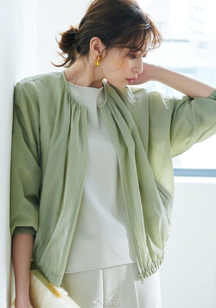 组图:宫田聪子拍摄穿搭图鉴 绿色搭配简约日常