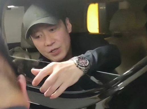 组图:56岁黎明素颜怼脸状态好 获热情粉丝送礼物露腼腆笑容