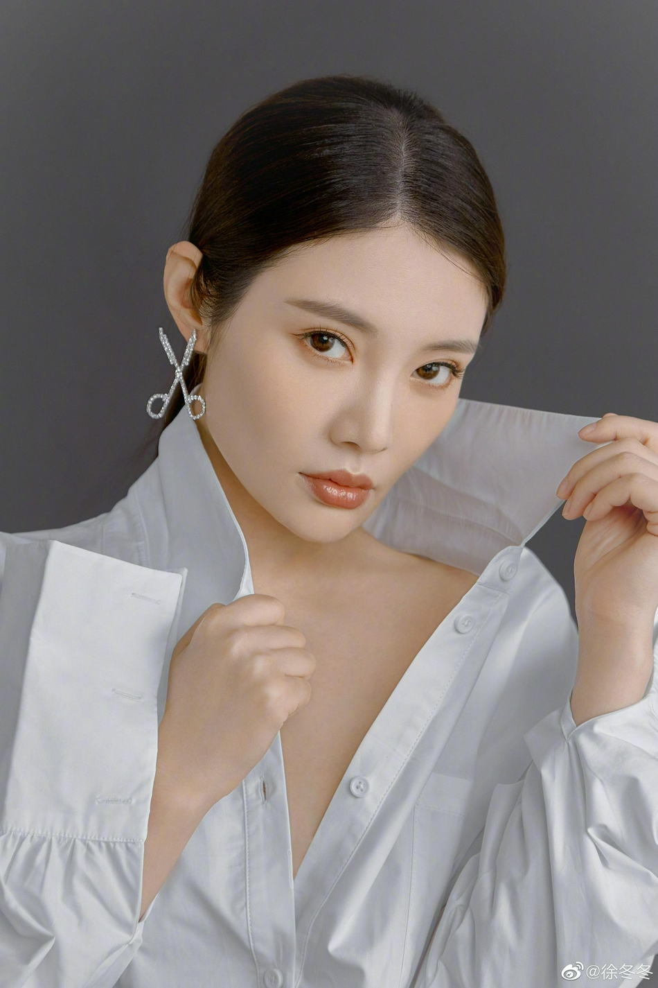 组图:徐冬冬晒男友风衬衫大片秀美腿 遭网友酸评大方回应