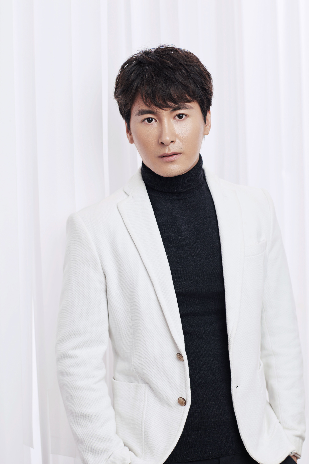 丁宇辰最新写真曝光,黑白搭配展帅气侧颜杀