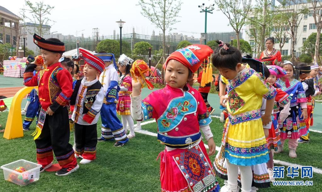 幼儿三月三抛绣球图片图片