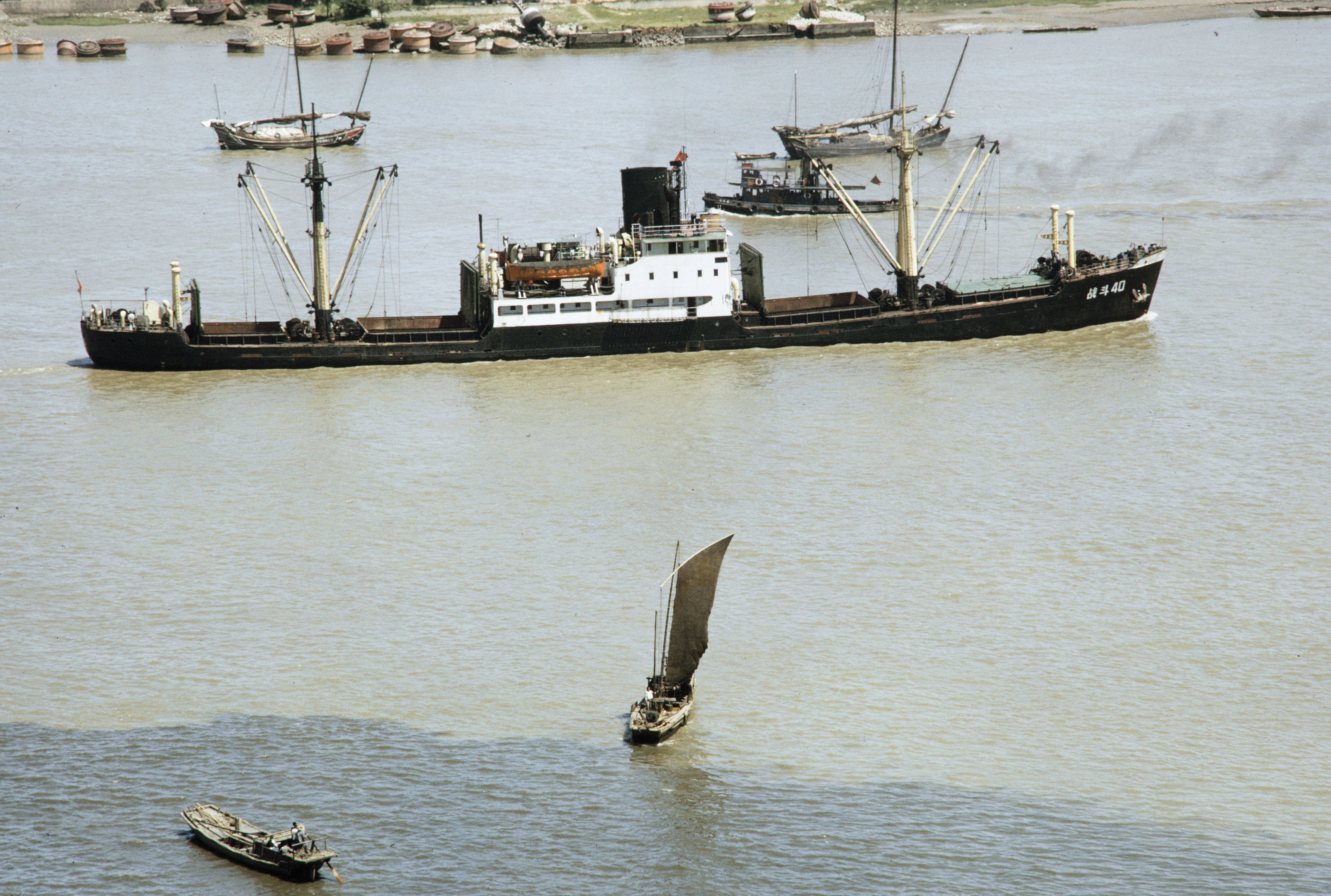 1973年,美国人拍摄的黄浦江上的舢板
