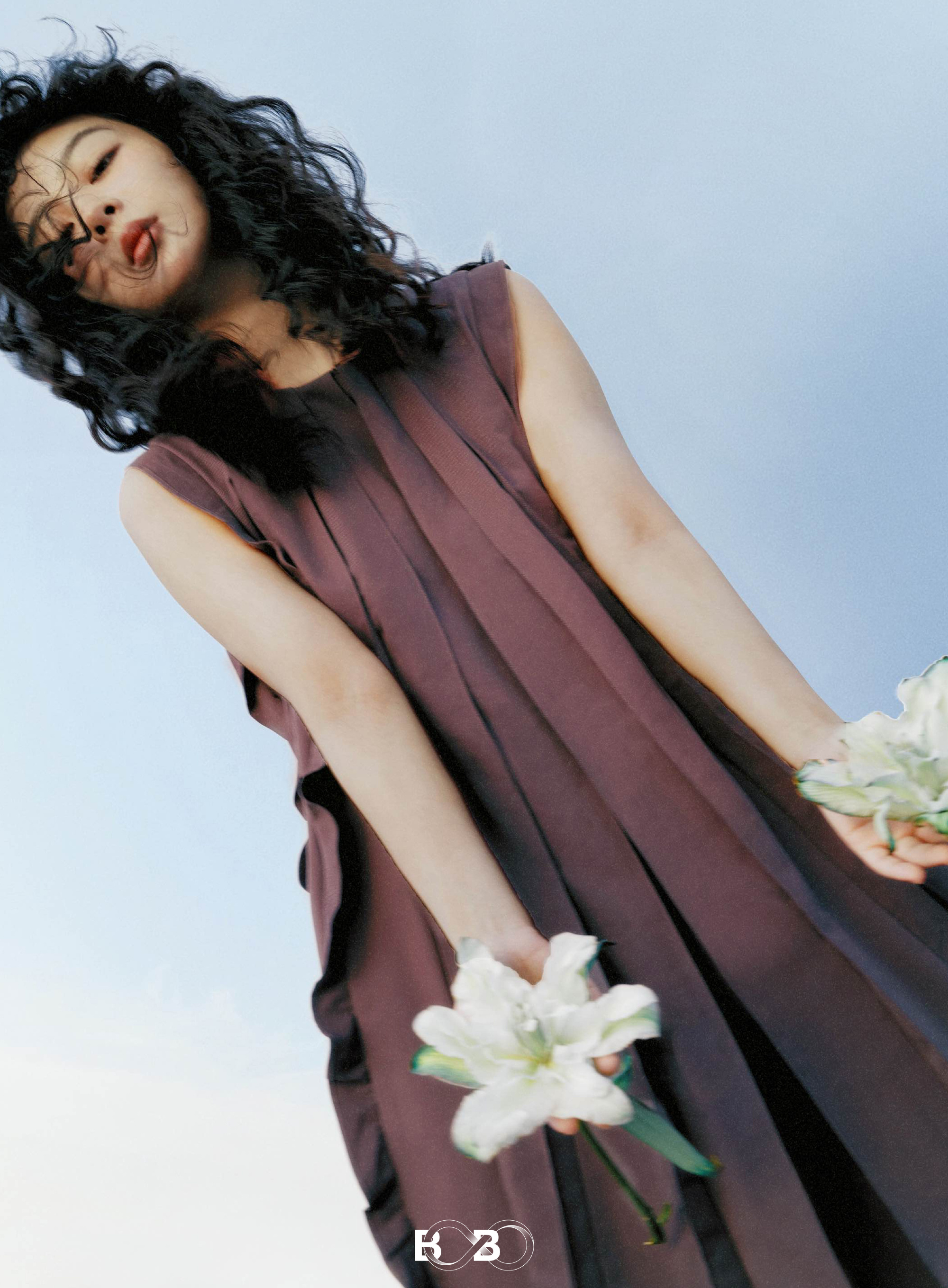 杨紫夏日出游羊毛卷造型大片,舒展从容pose,呈现自由与生机