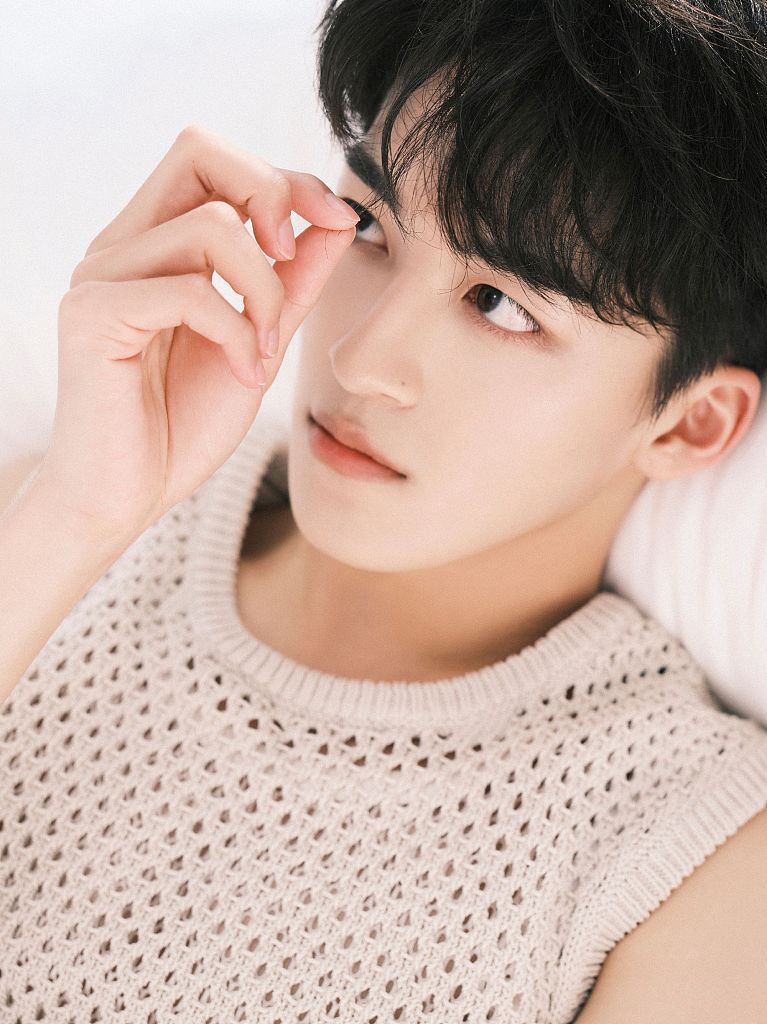 何洛洛夏日午后奶白系穿搭写真 秀手臂肌肉线条荷尔蒙满满